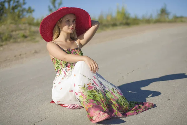 Mooie Sexy Jong Vrouw Genieten Zomer Buiten — Stockfoto