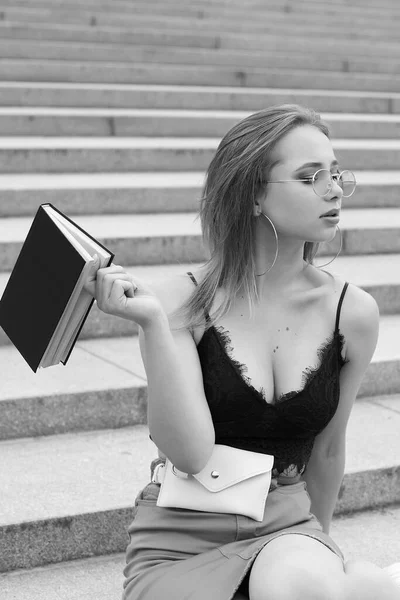 彼女の手に本を持っている若い感情的な女の子 — ストック写真