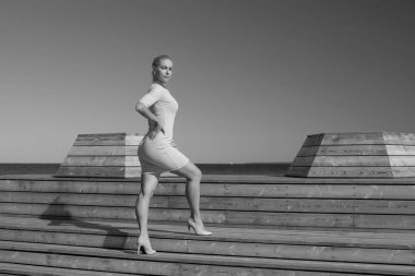 Dar elbiseli narin sarışın kadının portresi.