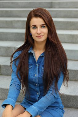 Sokakta genç, zayıf bir manken.