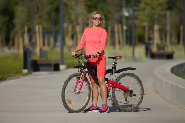 Bisiklet Süren Genç Sporcu Pozitif Kadın — Stok fotoğraf
