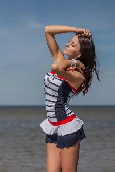 Gelukkige Vrouw Het Strand Zee — Stockfoto