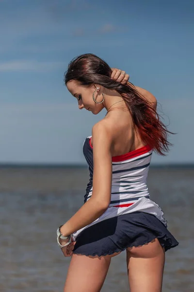 Gelukkige Vrouw Het Strand Zee — Stockfoto