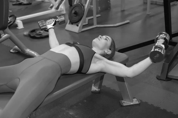 Mujer Fitness Joven Haciendo Ejercicio Gimnasio — Foto de Stock