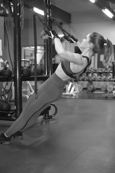 Mujer Fitness Joven Haciendo Ejercicio Gimnasio —  Fotos de Stock