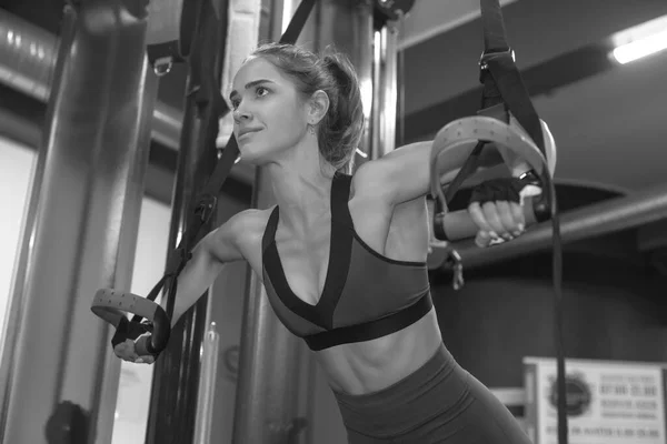 Spor Salonunda Egzersiz Yapan Genç Bir Fitness Kadını — Stok fotoğraf