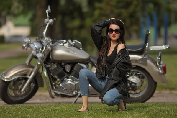 Portret Uroczej Młodej Kobiety Motocyklu — Zdjęcie stockowe