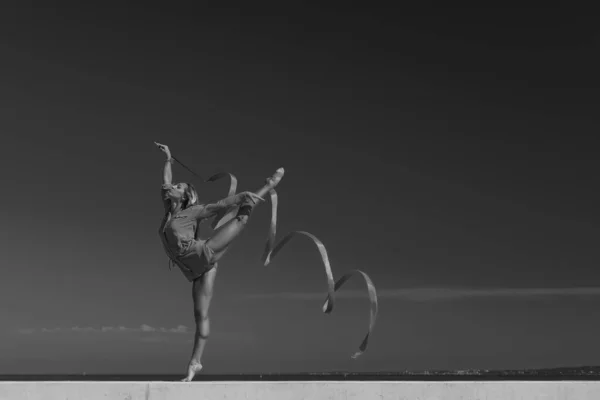 Mujer Deportiva Gimnasta Rítmica Con Cinta Roja —  Fotos de Stock