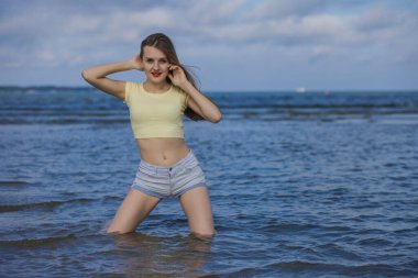 Yazın kumsalda güzel bir kadın.