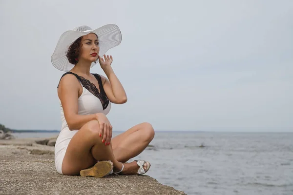 Donna Con Cappello Bianco Sullo Sfondo Del Mare — Foto Stock