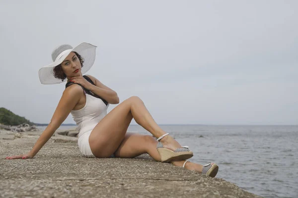 海的背景上戴着白帽的女人 — 图库照片