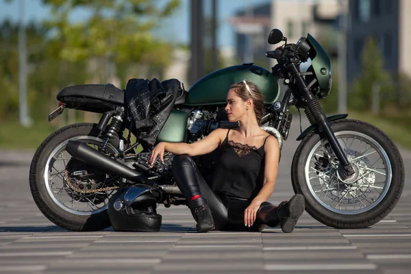 Porträt Einer Charmanten Jungen Frau Auf Einem Schwarzen Motorrad — Stockfoto