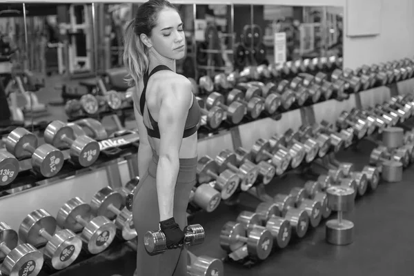Spor Salonunda Egzersiz Yapan Genç Bir Fitness Kadını — Stok fotoğraf