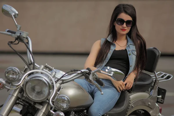 Retrato Una Joven Encantadora Una Motocicleta Negra —  Fotos de Stock