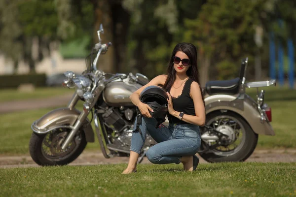 黑色摩托车上迷人的年轻女子的画像 — 图库照片