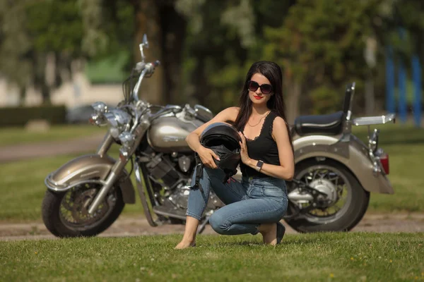 Retrato Una Joven Encantadora Una Motocicleta Negra — Foto de Stock