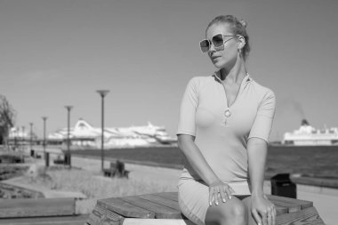 Dar elbiseli narin sarışın kadının portresi.