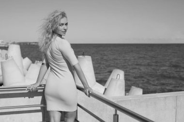 Dar elbiseli narin sarışın kadının portresi.