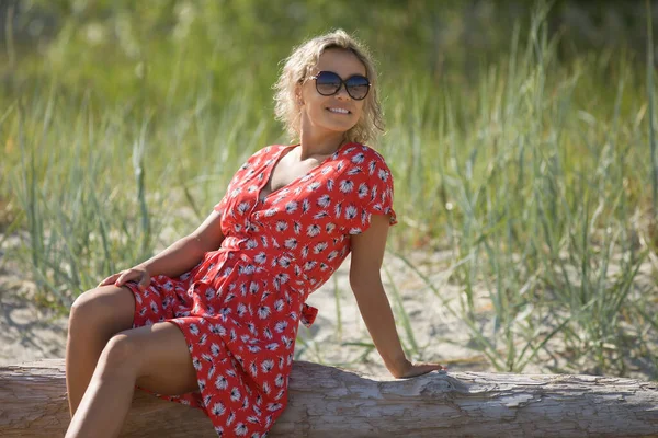 Jovem Mulher Bonita Vestido Posando Livre — Fotografia de Stock