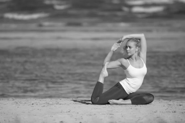 Yoga Frau Sportbekleidung Entspannt Meer — Stockfoto