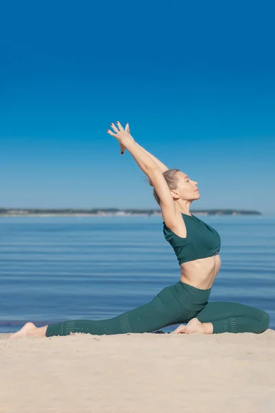 Kvinna Som Yogar Vid Havet Skönhet Fitness Kvinna — Stockfoto