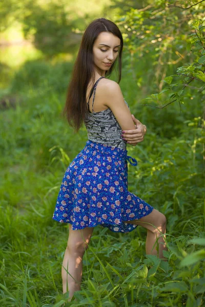 Menina Modelo Adolescente Bonita Vestido Apreciando Natureza — Fotografia de Stock