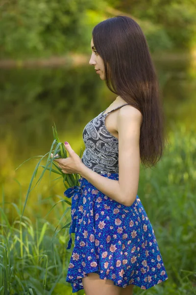 漂亮的少女模特儿穿着华丽的衣服享受大自然 — 图库照片
