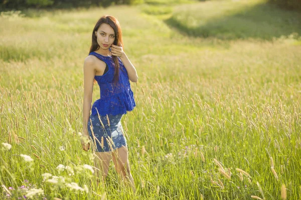 Hermosa Chica Modelo Adolescente Vestido Disfrutando Naturaleza — Foto de Stock