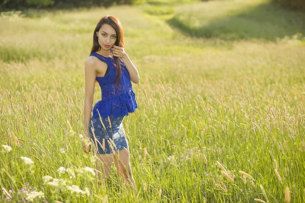 Bella Ragazza Modello Adolescente Abito Godendo Natura — Foto Stock