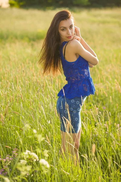 Belle Adolescente Modèle Fille Robe Profitant Nature — Photo