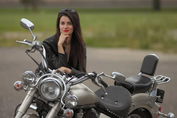 Retrato Una Joven Encantadora Una Motocicleta Negra —  Fotos de Stock