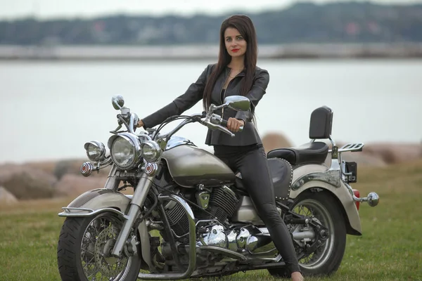 Portrait Charmante Jeune Femme Sur Une Moto Noire — Photo