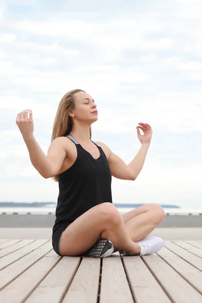 Joven Belleza Chica Hacer Ejercicios Verano Junto Mar — Foto de Stock