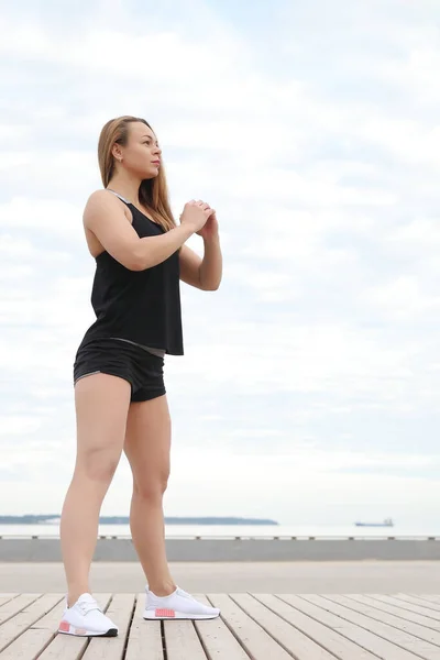 Jeune Beauté Fille Faire Des Exercices Été Par Mer — Photo