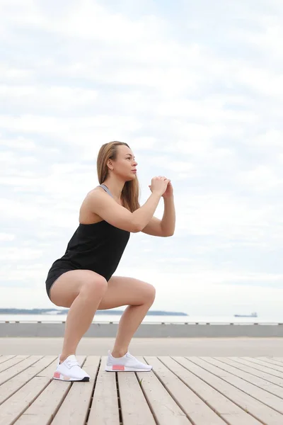 Joven Belleza Chica Hacer Ejercicios Verano Junto Mar —  Fotos de Stock