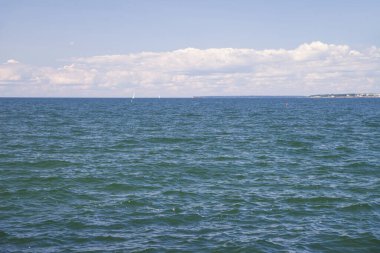 Yazın denizde küçük dalgaların fotoğrafı.