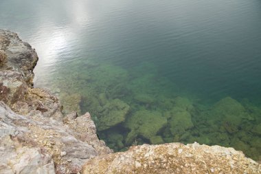 Vahşi bir gölün kayalık kıyısı.