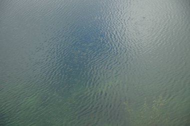 Güzel su gölün yüzeyinde dalgalanır.