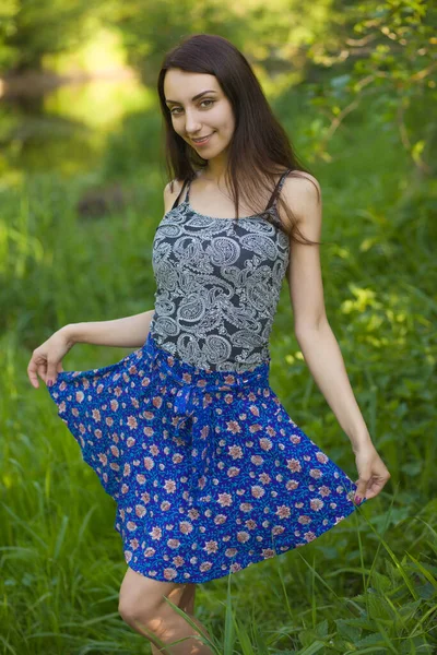 Vacker Tonåring Modell Flicka Klänning Njuter Naturen — Stockfoto