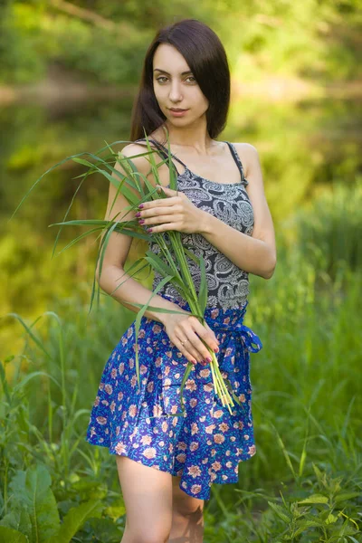 漂亮的少女模特儿穿着华丽的衣服享受大自然 — 图库照片