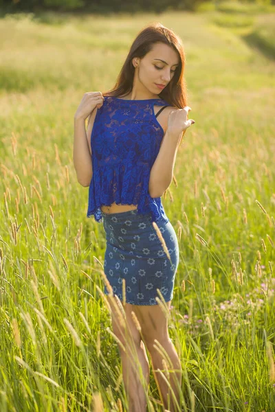Hermosa Chica Modelo Adolescente Vestido Disfrutando Naturaleza —  Fotos de Stock
