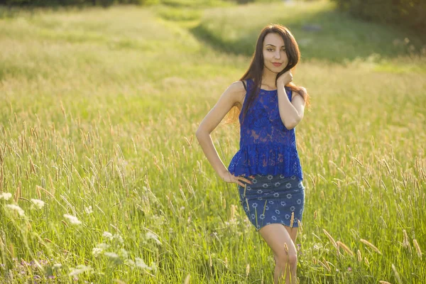 Hermosa Chica Modelo Adolescente Vestido Disfrutando Naturaleza —  Fotos de Stock