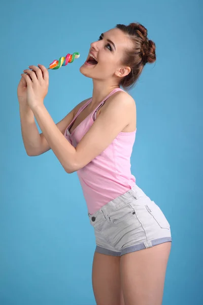 Jeune Femme Avec Des Bonbons Sur Fond Bleu — Photo