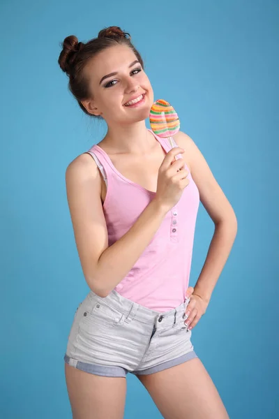 Junge Frau Mit Süßigkeiten Auf Blauem Hintergrund — Stockfoto