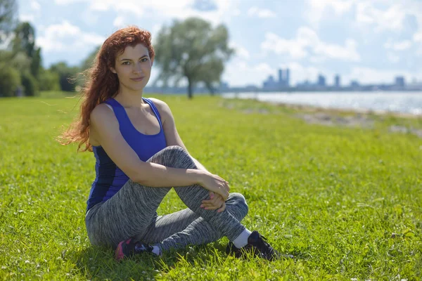 Jovem Menina Beleza Fazer Exercícios Verão Pelo Mar — Fotografia de Stock