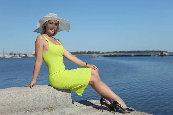 Junges Mädchen Einem Kleid Und Einem Sommerhut — Stockfoto