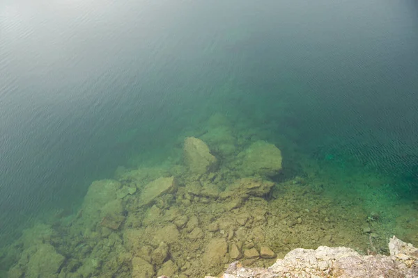 野生湖中岩石海岸的碎片 — 图库照片