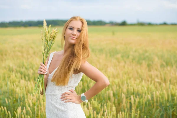 Portret Van Een Mooie Jonge Vrouw Het Veld — Stockfoto