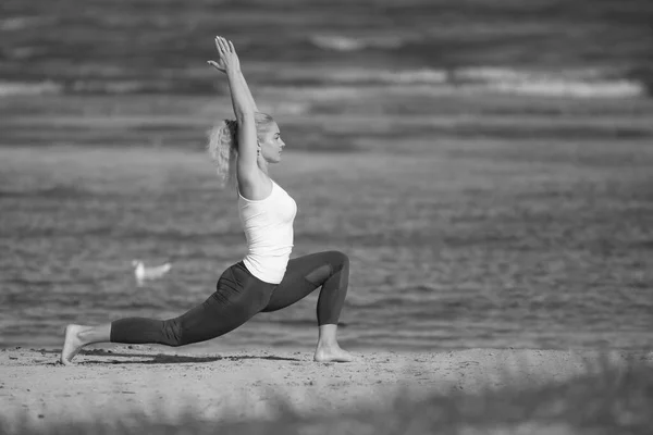 Frau Macht Yoga Meer — Stockfoto