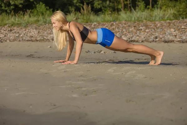 Joven Mujer Deportiva Verano Playa —  Fotos de Stock